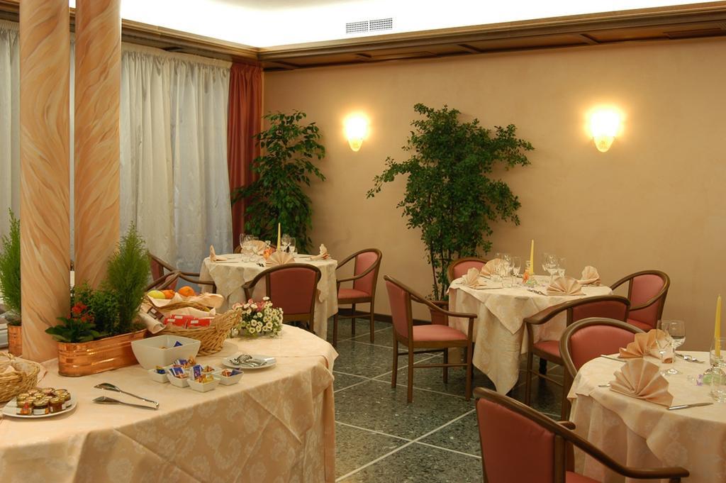 Albergo Ristorante Flora Vittorio Vêneto Exterior foto